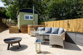 Penlea Retreat Luxury Coastal Shepherds Hut 5 Minute Walk to Pubs and Village